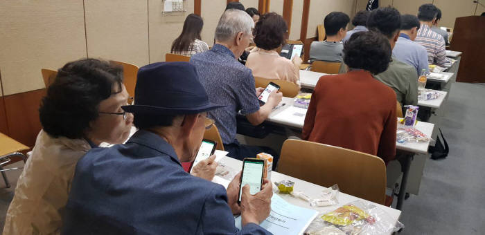 한국정보화진흥원(NIA) 고령층 · 다문화 강사 실생활 정보통신기술(ICT) 활용 교육이 열리고 있다. NIA 제공