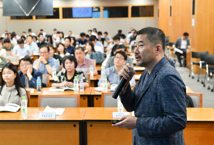 한국무역협회가 12일 삼성동 트레이드타워에서 개최한 온라인마케팅 활용 해외시장 진출 세미나에서 트윈워드 김건오 대표가 검색엔진 알고리즘 변화와 최신 동향에 대해 발표하고 있다.