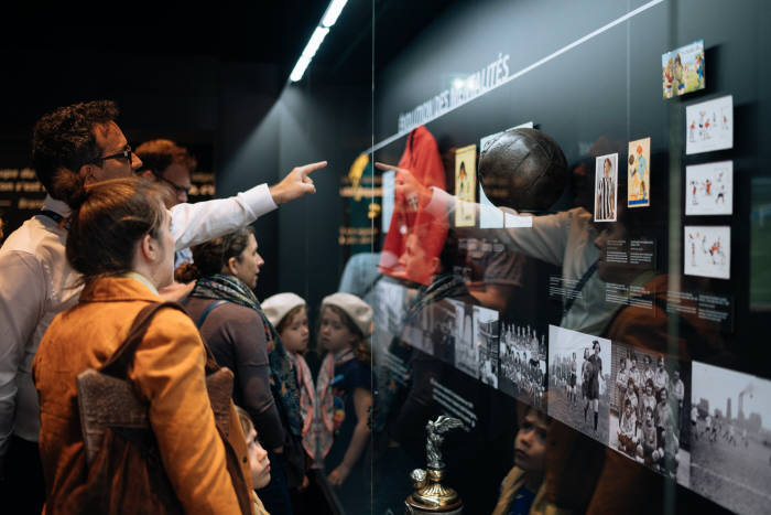 <2019 FIFA 프랑스 여자월드컵>을 기념하기 위한 특별 전시관 FIFA World Football Museum presented by Hyundai을 방문한 관람객의 모습.