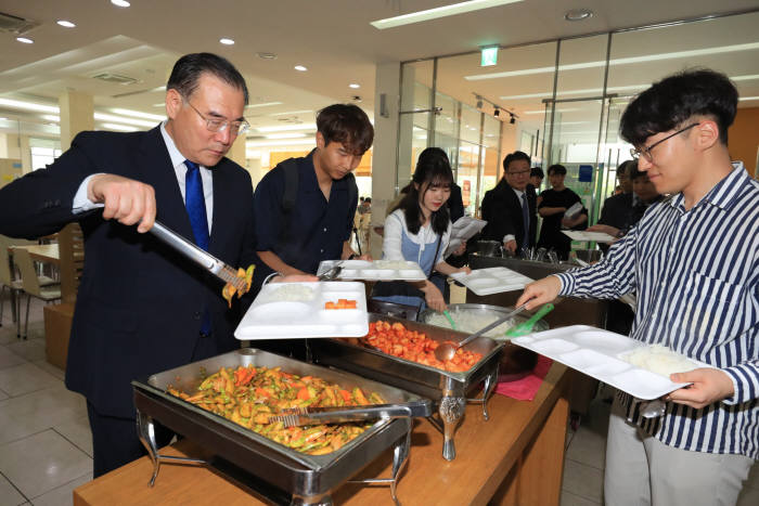 17일 전남대학교에서 열린 천원의 아침밥 캠페인 행사에 참가한 이개호 농림축산식품부 장관(맨 왼쪽)이 학생들과 식사를 준비하고 있다.