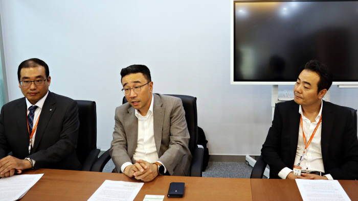 (왼쪽부터) 윤배열 유니퀘스트 이사, 김형민 드림텍 대표, 김경록 슈나이더일렉트릭코리아 대표가 아산 신공장 구축과 관련해 본지와 인터뷰를 하고 있다.