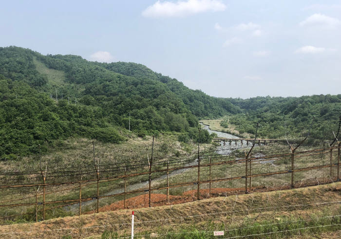 강원도 철원 민간인통제구역에서 바라본 남방한계선 철책과 비무장지대(DMZ) 내 역곡천. 박종진기자 truth@