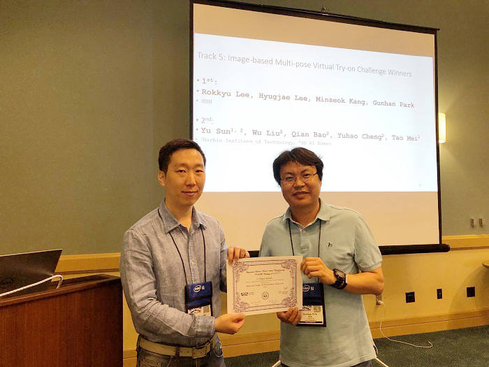 2019 IEEE CVPR 학술대회에서 열린 증강휴먼 워크샵의 멀티포즈 트라이온 트랙에서 1등(1st Place Award)을 수상한 NHN 박근한 기술연구센터장(오른쪽)과 이록규 컴퓨터비전팀장(왼쪽)의 모습. 사진= NHN