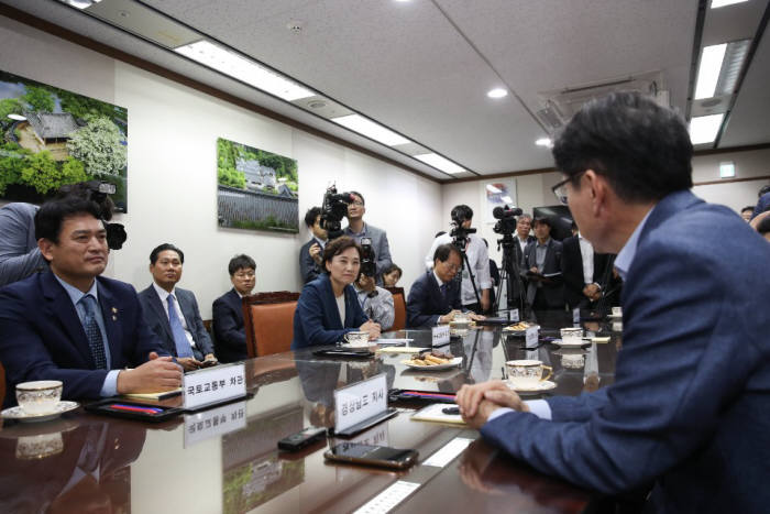 김현미 국토부 장관과 부울경 지자체장이 동남권 신공항에 대한 면담을 하고 있는 모습