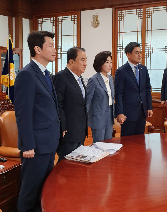 문희상 국회의장 주재로 24일 3당 원내대표가 회동했다.