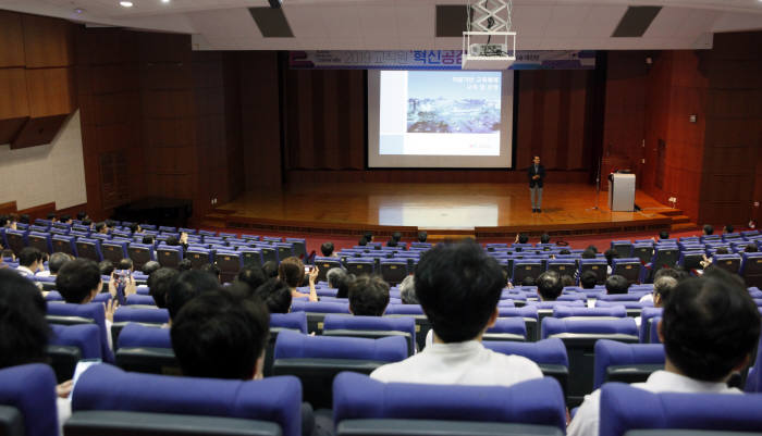 한국산업기술대학교가 교직원 200여명이 참석한 가운데 혁신공감을 주제로 2019년 교직원 워크숍을 개최했다.