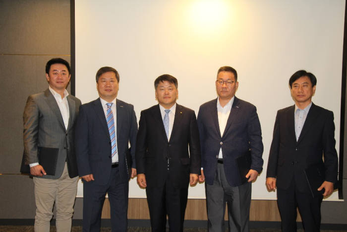 한국스마트홈산업협회 정기총회에서 산업부 장관 표창 수상자들이 김원경 신임 한국스타트홈산업협회장과 기념촬영하고 있다. (사진 왼쪽부터)박준석 SKT 팀장. 이윤히 융코리아일렉트릭 대표, 김원경 한국스마트홈산업협회장, 김용권 HDC현대산업개발 부장, 배용우 코콤 상무(고진호 코콤 부사장 대리수상자)가 기념촬영했다.