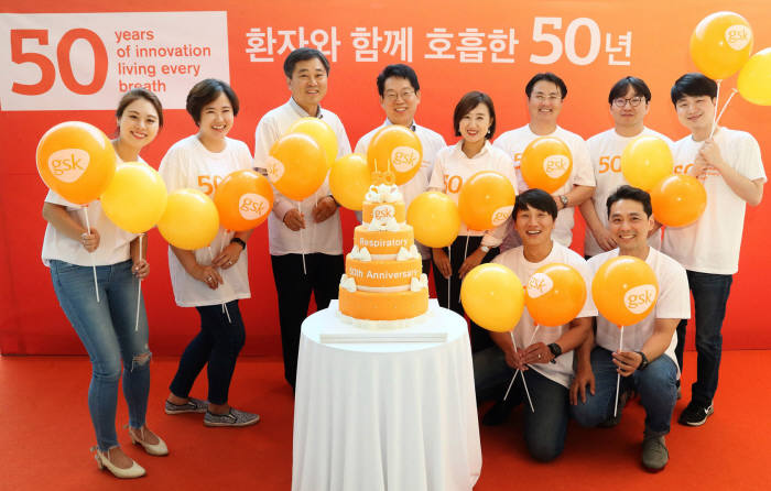 GSK임직원이 호흡기부서 출범 50주년 행사를 기념해 사진 촬영을 진행하고 있다