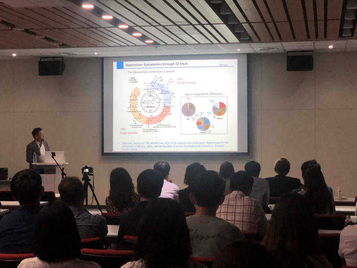 한국식품과학회 학술대회 국제녹차심포지엄에서 발표하는 아모레퍼시픽 기술연구원 바이탈뷰티연구소 라찬수 박사
