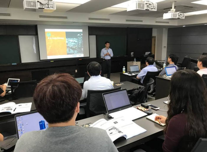 장석수 그리드원 부사장이 지난달 28일 KAIST 서울캠퍼스 경영대학관에서 RPA 성공을 위한 프로세스 마이닝과 인공지능 교육훈련 강연에 참여해 RPA의 도입과 확대를 위한 방향을 공유하고 있다. 그리드원 제공