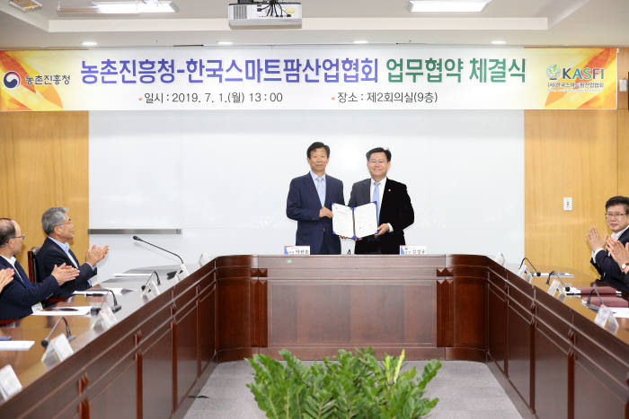 1일 전북 전주시 농촌진흥청에서 열린 농촌진흥청-한국스마트팜산업협회 업무 협약식에서 김경규 농촌진흥청장과(오른쪽) 박현출 회장이 협약 체결 후 기념사진을 찍고 있다.[자료:농촌진흥청]