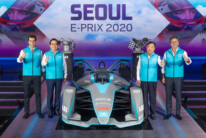 포뮬러E코리아는 2일 서울 장충동 신라호텔에서 ABB FIA 포뮬러 E 챔피언십 서울 E-Prix 2020 개최 기념 기자 간담회를 개최했다. 왼쪽부터 알레르토 룽고 포뮬러E 공동의장, 윤은기 포뮬러E코리아 대표, 이희범 서울 E-Prix 대회운영위원장, 알레한드로 아각 포뮬러E 회장. (제공=포뮬러E코리아)