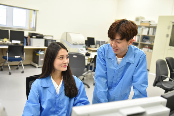 한국산업기술대학교 대학(원)생이 연구실에서 기술개발, 창업준비에 매진하고 있다.