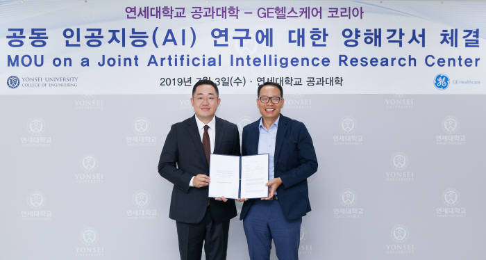 3일 의료AI 공동연구 양해각서 체결 후 장제열 GE헬스케어 상무(왼쪽)와 홍대식 연세대 공과대학장이 기념촬영했다.