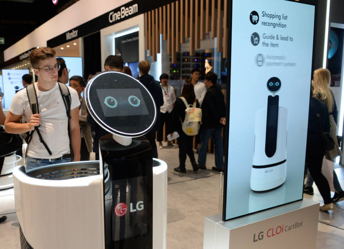 9월 열린 IFA 2018에서 관람객들이 LG 클로이 카트봇을 살펴보고 있다.