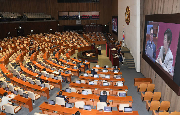 경제분야 대정부질문 참석한 유영민