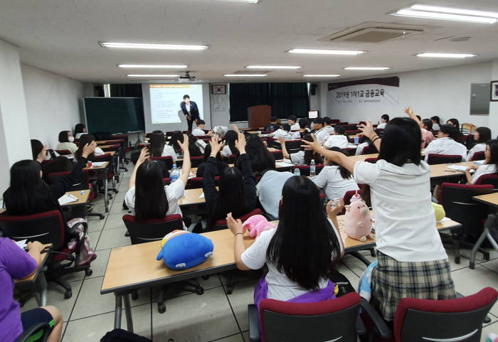 OK저축은행이 지난 10일 안산디자인문화고교에서 1사1교 금융교육을 진행했다.