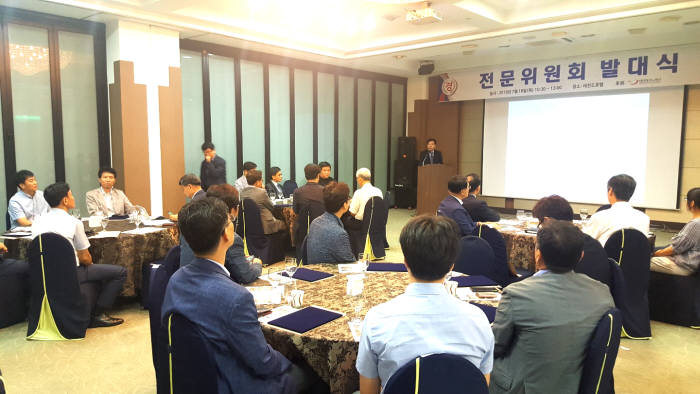 한국무인기시스템협회는 전문성 강화를 위한 전문위원회를 18일 대전 레전드호텔에서 발족했다.