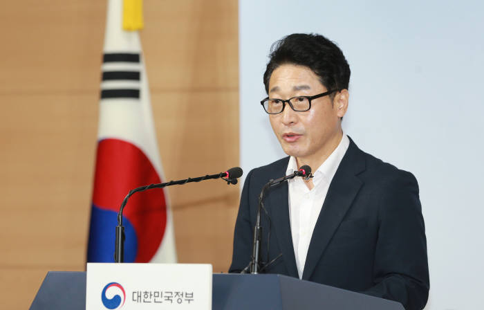 19일 서울 종로구 정부서울청사에서 이호현 산업통상자원부 무역정책관이 일본 수출규제조치와 관련해 기자단에게 브리핑을 하고 있다.