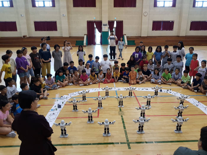 조선대 SW융합교육원은 지난 16일 해남옥천초등학교 전교생을 대상으로 로봇친구와 함께하는 로봇코딩콘서트를 개최했다.