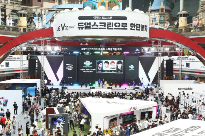 LG전자는 20일과 21일 이틀간 서울 송파구 롯데월드 아이스링크에 특별 전시장을 마련하고 LG V50 씽큐 게임 페스티벌을 개최했다. 첫날에만 3만5000여명이 행사장을 찾아 LG V50 씽큐와 듀얼스크린을 활용한 모바일 게임에 뜨거운 관심을 보였다.