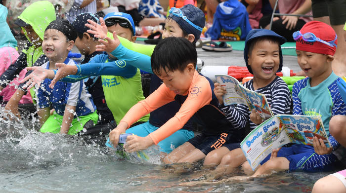 도심속 피서지, 성내천에서 독서해요