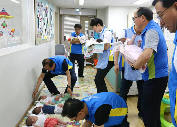 24일 서울시 서대문구 창천동 소재 동방사회복지회 내 영아일시보호소에서 신한은행 임원들이 봉사활동을 펼치고 있다.