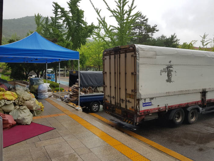 막바지 장마로 전국에 많은 비가 예고된 25일 아침. 과천 과학기술정보통신부 청사 앞에는 5톤 이사차량을 확장한 초장축 차량 3대가 서 있었다. 과학기술정보통신부가 6년여 과천 생활을 마무리하고 세종으로 이전을 시작하는 첫 날이다.