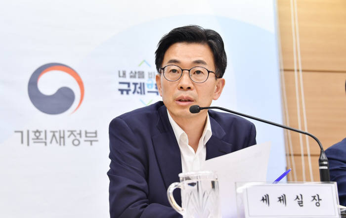 김병규 기획재정부 세제실장이 세종시 세종정부청사 기재부 브리핑 룸에서 2019년 세법개정안 모두발언을 하고 있다.