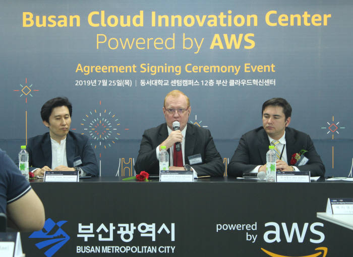 부산 클라우드혁신센터(CIC)에서 열린 간담회에서 아마존웹서비스(AWS) 고위임원들이 기자 질문에 답하고 있다. 왼쪽부터 윤정원 AWS코리아 공공부문 대표, 피터 무어 AWS 아태지역 공공사업부문 총괄, 벤 버틀러 AWS CIC 글로벌 총괄. AWS코리아 제공