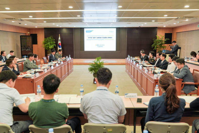 지난 26일 서울 중구 소재 농협금융 본사에서 개최된 2019년 상반기 농협금융 자산운용 전략회의에서 농협금융 자산운용 담당자들이 토의를 하고 있다.