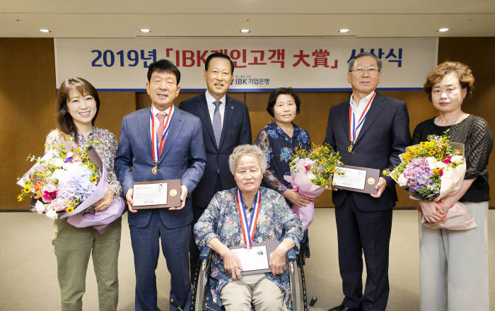 김영식 고객(왼쪽 두 번째), 김도진 기업은행장(왼쪽 세 번째), 안현자 고객(왼쪽 네번째), 김수영 고객(왼쪽 여섯 번째)과 가족들이 IBK 개인고객 대상 시상식을 마치고 기념촬영했다.