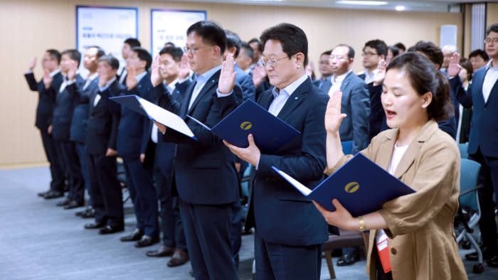 지난 26일 우리카드 광화문 본사에서 진행된 직장 내 괴롭힘 근절 서약식에서 우리카드 임직원 대표가 선언문을 낭독하고 있다.