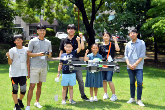 전자신문과 국토교통부, 공간정보산업진흥원, 서울시립대가 주최하고 이티에듀가 주관한 드림업 공간정보 캠프 브이월드야 놀자!가 27일 서울 동대문구 서울시립대에서 열렸다. 학생들이 야외에서 드론을 날려보고 있다. 박지호기자 jihopress@etnews.com