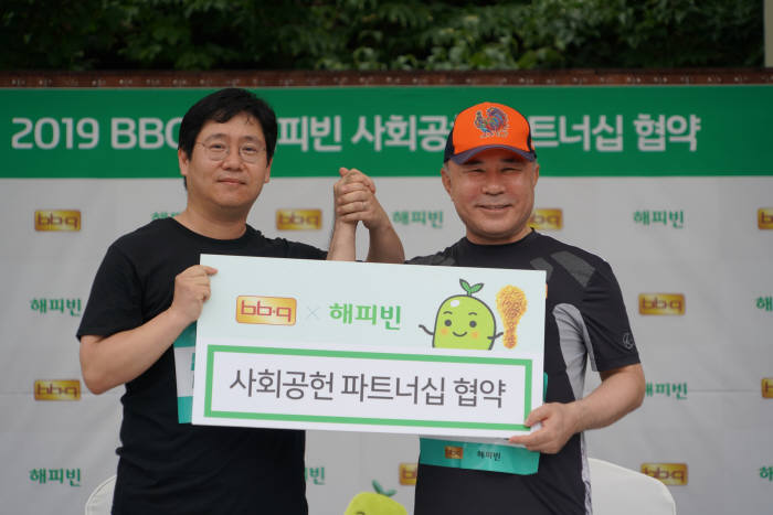 최인혁 네이버 해피빈재단 대표(좌)와윤홍근 BBQ 회장(우)이 30일루게릭요양병원 건립비 후원을 위한 협약식을 갖고 기념촬영을 하고 있다.