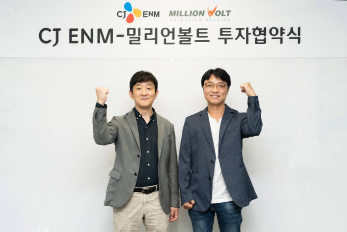 CJ ENM ? 밀리언볼트 투자협약식 | CJ EMM김영욱(좌) 애니메이션 사업부장과 밀리언볼트 맹주공감독(우)이 투자협약을 체결하고 기념촬영을 하고 있다. 사진= CJ ENM