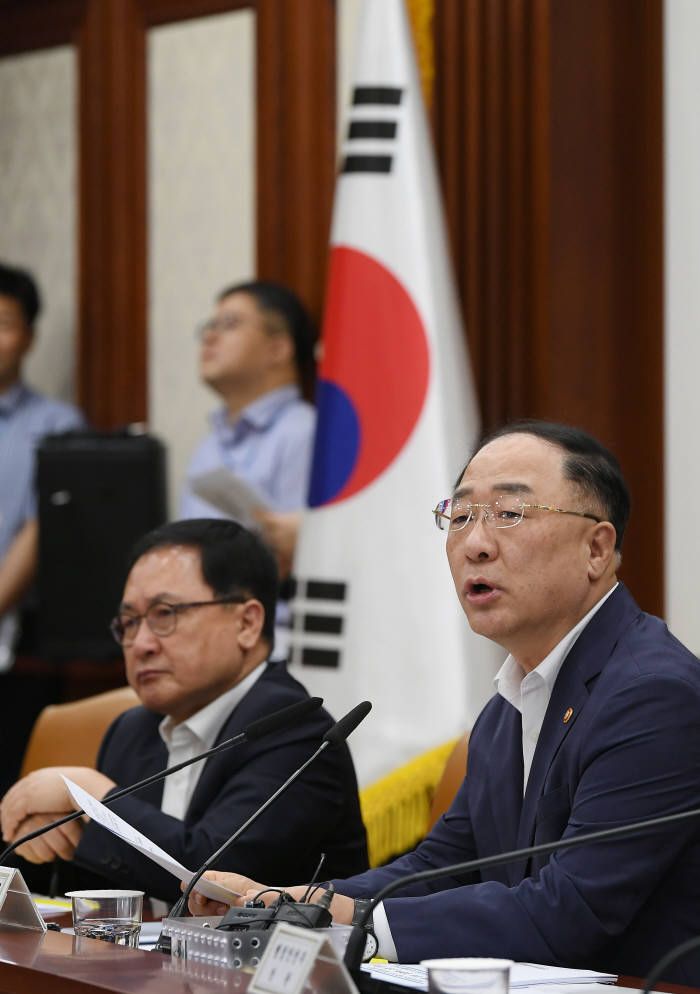 홍남기 "일본 즉각 철회 촉구한다"