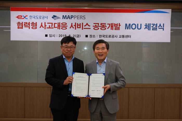 김명준 맵퍼스 대표(왼쪽)와 김경일 한국도로공사 교통본부장.