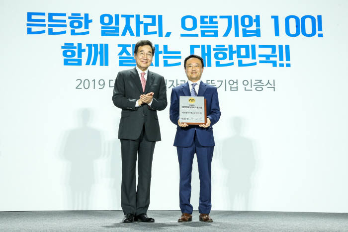 KLA코리아가 정부가 선정한 2019년 대한민국 일자리 으뜸기업 100대 기업에 선정됐다. 이낙연 국무총리(왼쪽)와 정용식 KLA 코리아 대표이사가 기념촬영을 하고 있다. <사진=KLA코리아 제공>