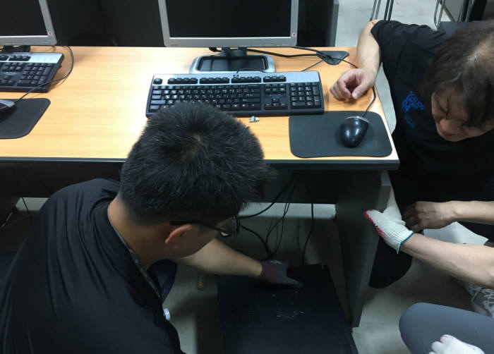 국방전산정보원 관계자가 6일 한국장애인정보화협회 산하 지회 정보화 교육장 노후PC를 교체하고 있다.