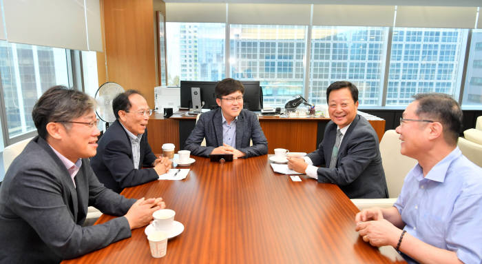 소재부품 국산화, 다시 시작하자 결산 좌담회가 1일 서울 역삼동 한국기술센터에서 열렸다. 왼쪽부터 안기현 한국반도체산업협회 상무, 이신두 서울대 전기정보공학부 교수, 양종석 전자신문 부장, 백만기 산업통상자원부 R&D전략기획단장, 김창균 한국화학연구원장 직무대행. 박지호기자 jihopress@etnews.com