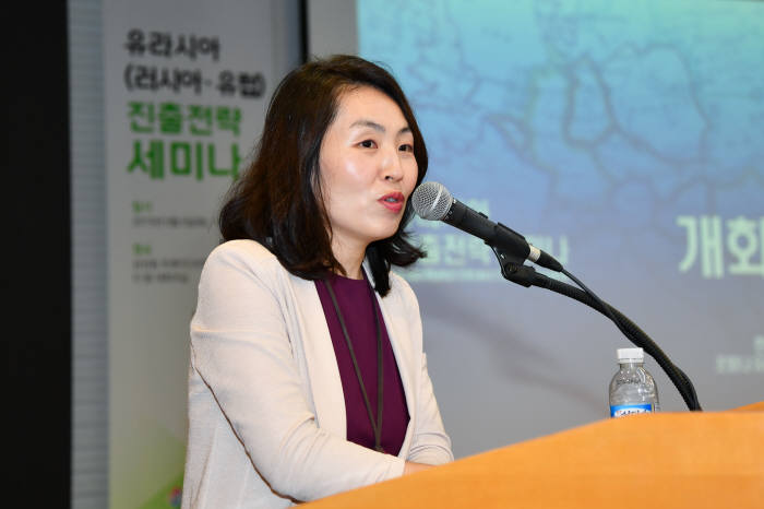 한국무역협회가 6일 삼성동 트레이드타워에서 개최한 유라시아 진출전략 세미나에서 무역협회 조빛나 유라시아실장이 인사말씀을 하고 있다.