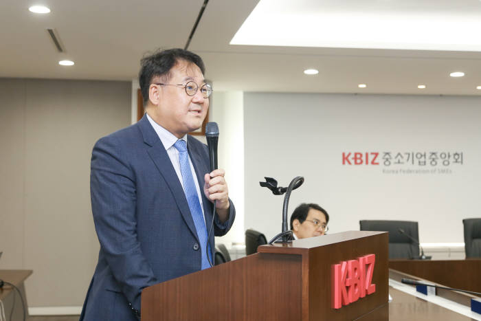 노민선 중소기업연구원 연구위원이 6일 서울 여의도 중소기업중앙회에서 열린 제2차 노동인력위원회에서 중소기업 산업기능요원제도의 현황과 정책과제를 발제문을 통해 산업기능요원제도의 경제적 파급효과와 산업기능요원제도 축소시 문제점과 대안을 발표했다.