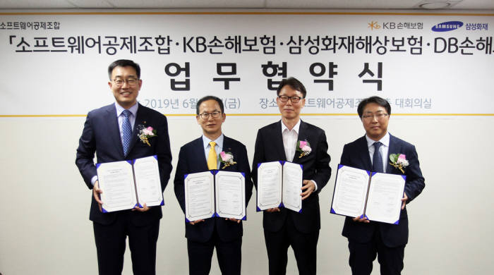 지난 6월 임차식 SW공제조합 부이사장(왼쪽 세번째)과 양종희 KB손보 대표(왼쪽 두번째), 삼성화재와 DB손보 임원이 참석해 업무협약을 체결했다.