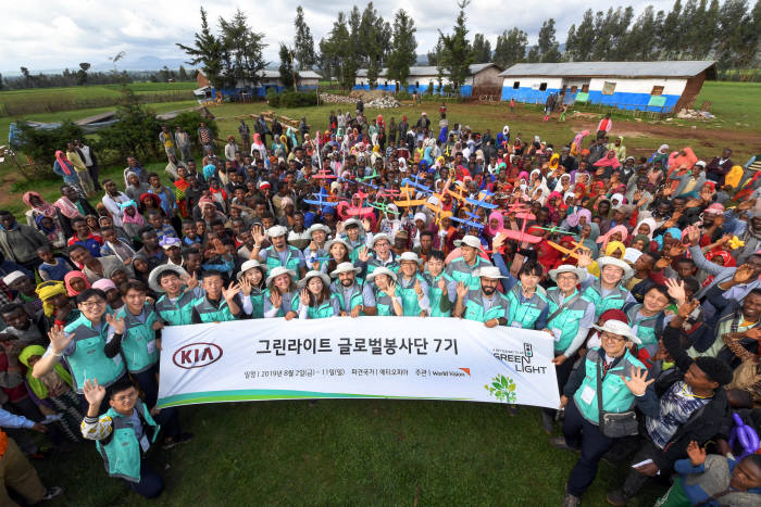 기아자동차가 글로벌 사회공헌사업 그린라이트 프로젝트의 일환으로 아프리카 탄자니아 바가모요 지역에 건립한 중등학교 등을 지역사회에 이양했다.