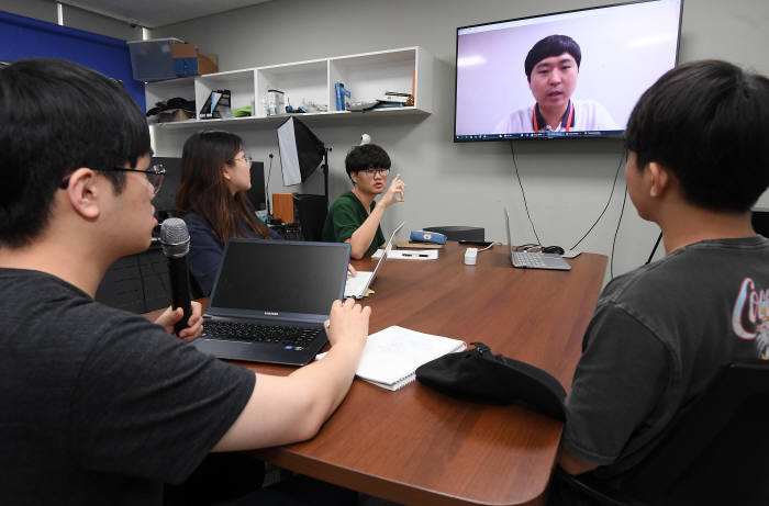 경기도 수원시 성균관대 오픈소스소프트웨어센터에서 학생들이 SK앰앤서비스 담당자와 화상회의를 하고 있다.