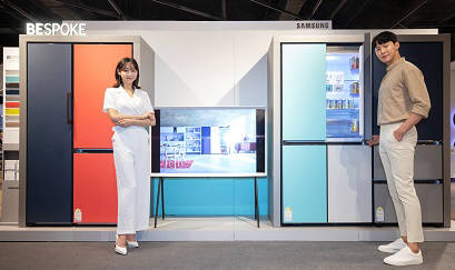 삼성전자 모델들이 비스포크 냉장고를 소개하고 있다.