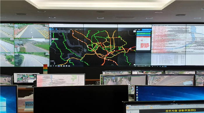 한국교통연구원의 교통플랫폼을 활용해 진주시 교통정체 및 분포도를 도시관제센터에 시연한 모습 (출처: 진주시청)