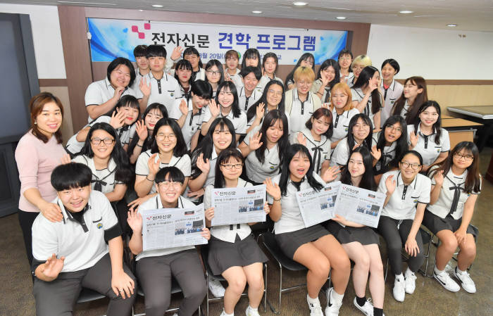 인천 문학정보고등학교 학생들 전자신문 찾아 신문제작 현장학습 진행