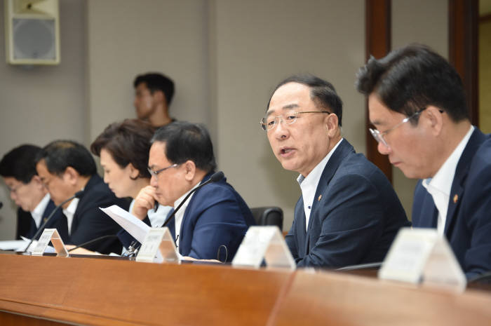 홍남기 경제부총리 겸 기획재정부 장관(오른쪽 두번째)이 경제활력대책회의 겸 혁신성장전략회의를 주재했다.